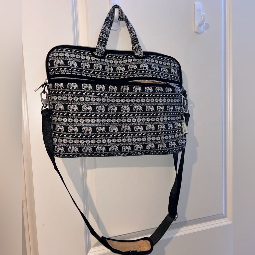 Lap top bag, comes w/ strap that can be taken off. Has pockets & zipper pocket